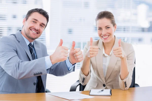 Geschäftsmann und Frau gestikulieren Daumen hoch — Stockfoto