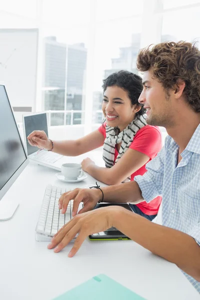 Casual par använder dator i office — Stockfoto