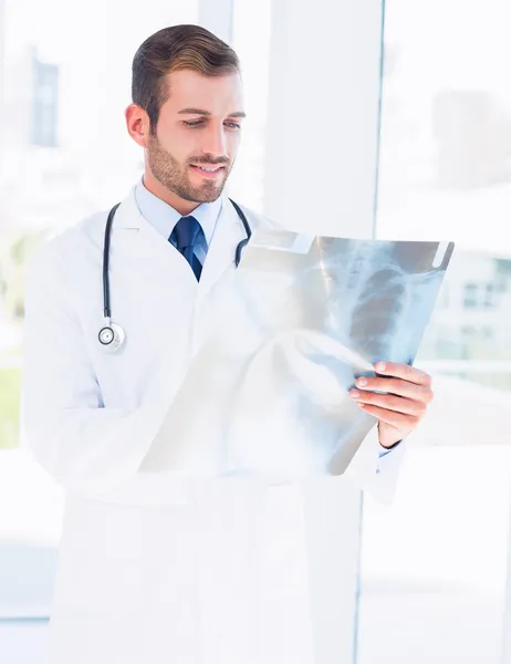 Врач-мужчина осматривает рентген в медицинском кабинете — стоковое фото