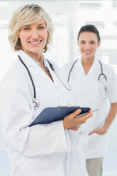 Retrato de uma bela médica com área de transferência — Fotografia de Stock