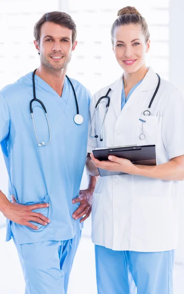 Cirurgião masculino e médico feminino com laudos médicos — Fotografia de Stock