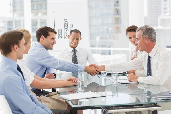 Affärsmän att göra en affär på ett möte — Stockfoto