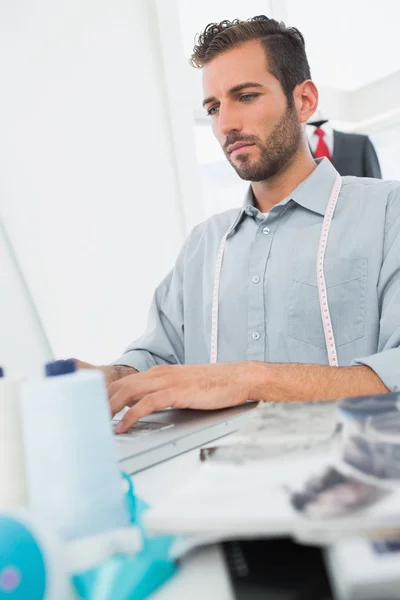 Jonge mannelijke mode-ontwerper laptop gebruikt — Stockfoto