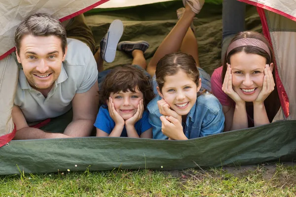 Coppia con bambini sdraiati nella tenda al parco — Foto Stock