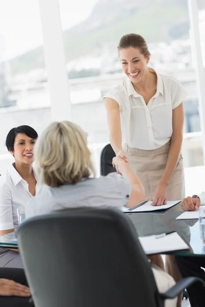 Ejecutivos estrechando la mano durante una reunión de negocios — Foto de Stock