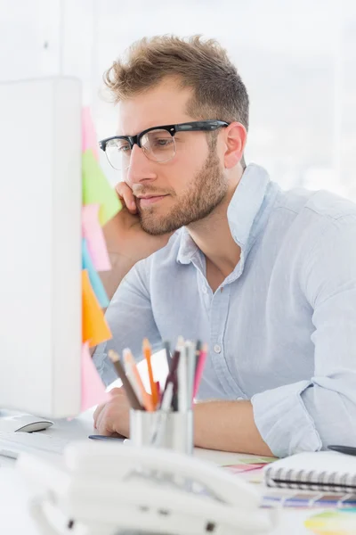 Konzentrierter junger Mann nutzt Computer — Stockfoto