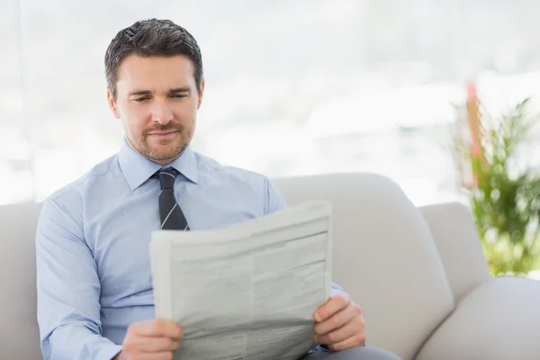 Homem bem vestido lendo jornal em casa — Fotografia de Stock