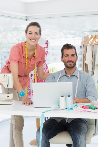 Designers de moda no trabalho em estúdio brilhante — Fotografia de Stock