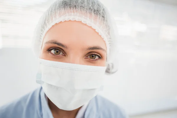 Chirurgo donna con cappuccio chirurgico e maschera — Foto Stock