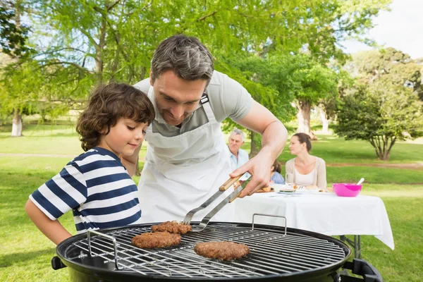 Familie op vakantie met barbecue — Stockfoto