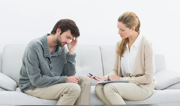 Junger Mann bei Treffen mit einem Finanzberater — Stockfoto