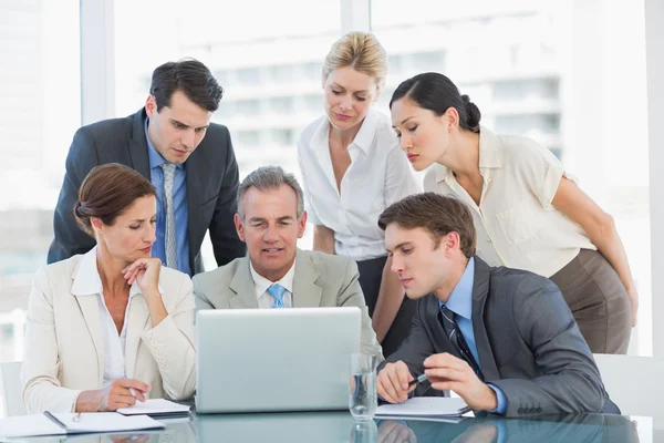 Collega's met laptop aan balie — Stockfoto