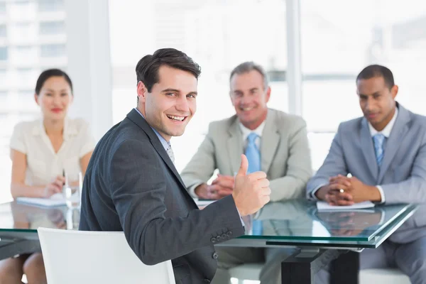 Executive gestikulerande tummen upp med rekryterare under jobb intervi — Stockfoto