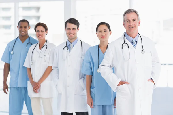 Retrato de médicos seguidos en el hospital — Foto de Stock