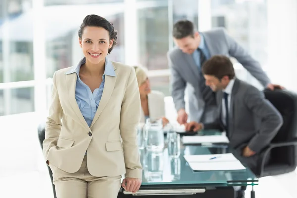 Affärskvinna med kollegor diskuterar i office — Stockfoto