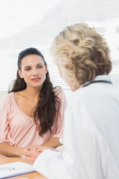 Paciente do sexo feminino escutando médico com concentração — Fotografia de Stock