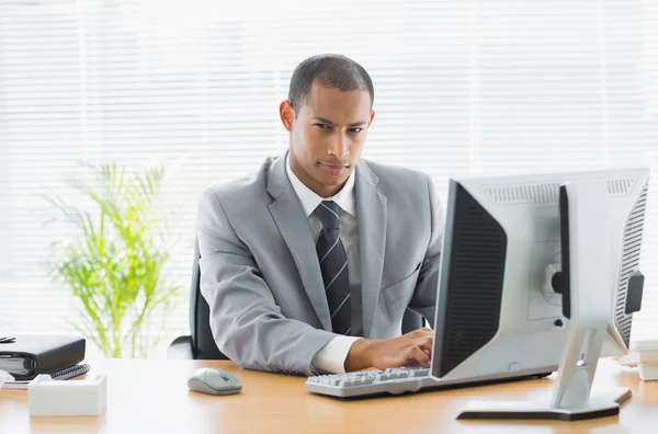 Homme d'affaires sérieux utilisant l'ordinateur au bureau — Photo