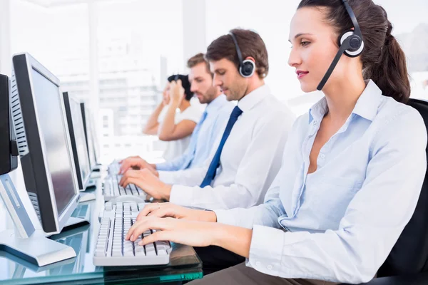 Collega's met headsets met behulp van computers — Stockfoto