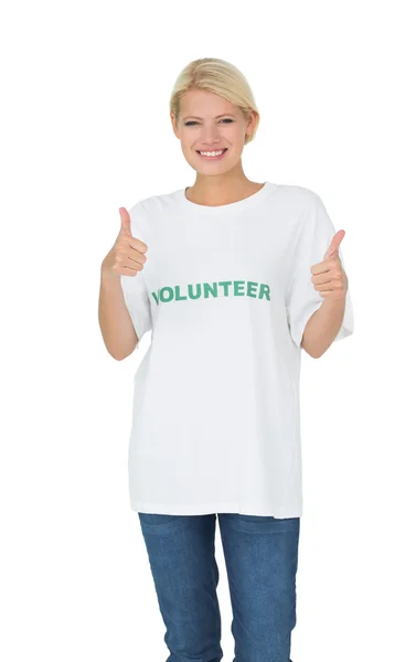 Retrato de una voluntaria feliz haciendo gestos con los pulgares hacia arriba —  Fotos de Stock