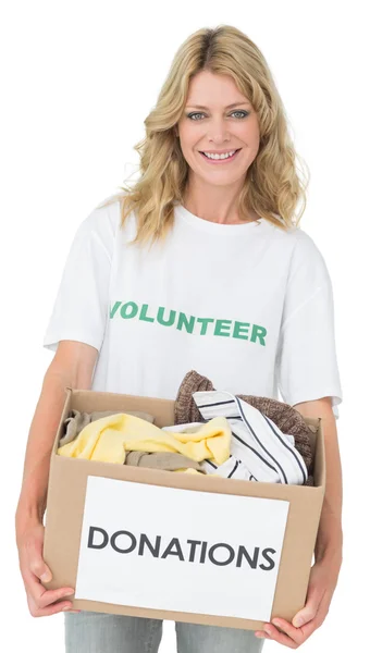 Portret van een lachende jonge vrouw met kleren donatie — Stockfoto