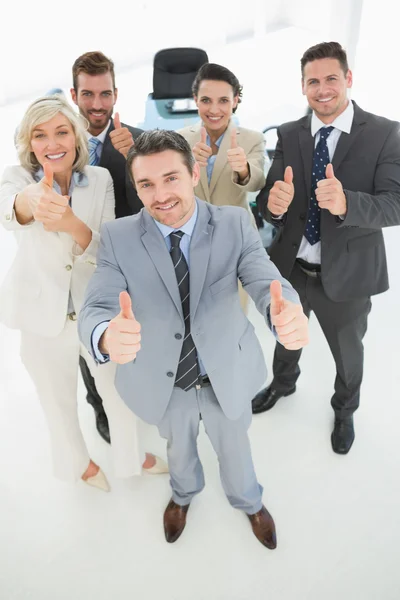 信心十足的商业团队手势竖起大拇指 — 图库照片