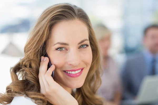 Mooie zakenvrouw met behulp van mobiele telefoon — Stockfoto