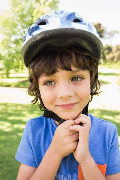Bonito menino vestindo capacete de bicicleta — Fotografia de Stock