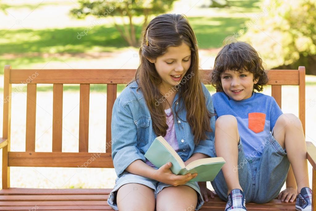 Çocuklar Parkta Kitap Okuyacak Çocuklar Parkta Kitap Okuyacak