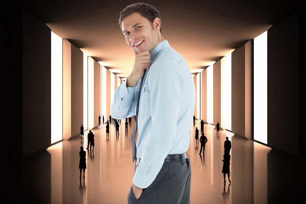 Bild eines nachdenklichen Geschäftsmannes mit der Hand am Kinn — Stockfoto