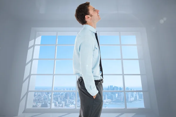 Immagine composita di uomo d'affari felice in piedi con la mano in pocke — Foto Stock