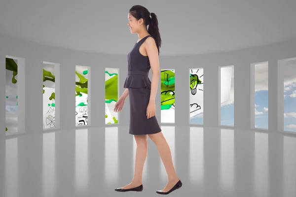 Zusammengesetzte Bild der asiatischen Geschäftsfrau zu Fuß — Stockfoto