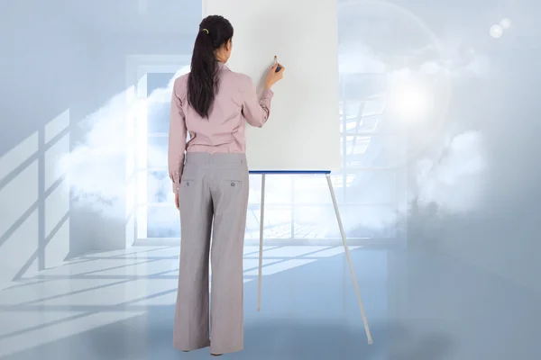 Композитный образ деловой женщины, рисующей на мольберте — стоковое фото