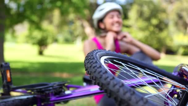 Подходящая девушка снимает свой велосипедный шлем — стоковое видео