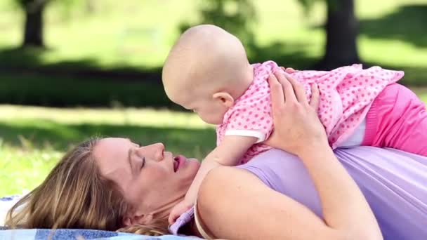 Moeder spelen met haar babymeisje in het park — Stockvideo