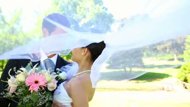 Felices recién casados de pie en el parque — Vídeos de Stock