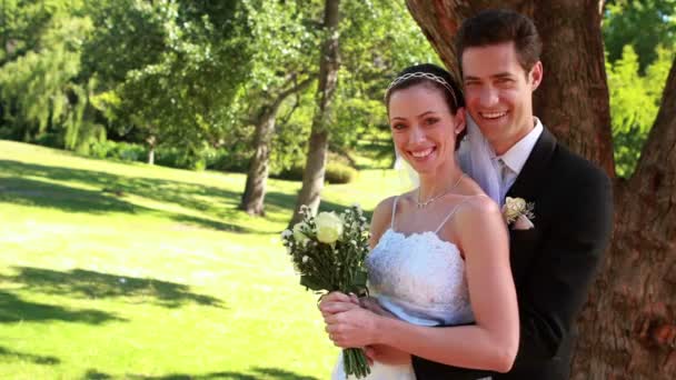 Glückliches Brautpaar, das sich umarmt — Stockvideo