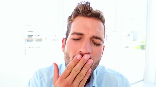 Уставший бизнесмен зевает и засыпает — стоковое видео