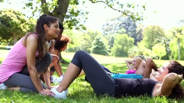 Fitness klasy robi siedzieć ups w parku — Wideo stockowe