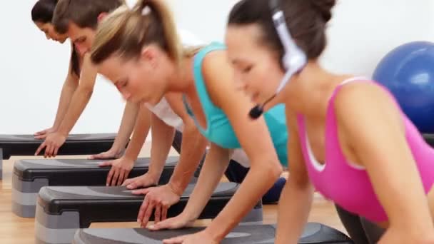 Aerobics klass gör press ups tillsammans under ledning av instruktör — Stockvideo