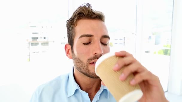 Бизнесмен пьет кофе и делает большие пальцы вверх — стоковое видео