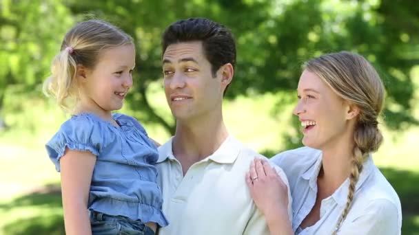 Šťastní rodiče s jejich holčička v parku — Stock video