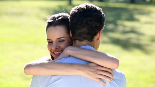 Pareja feliz abrazándose en el parque — Vídeo de stock