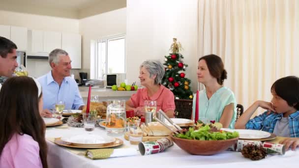 Familia extendida cenando juntos en Navidad — Vídeos de Stock