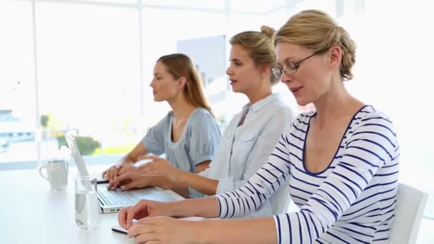 Vrouwelijke ondernemers luisteren naar een presentatie — Stockvideo