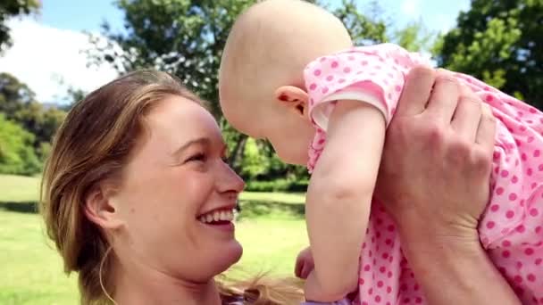 彼女は公園で女の赤ちゃんと遊ぶ母 — ストック動画