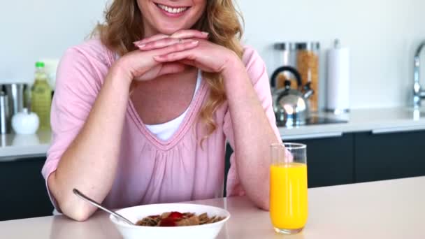 Mujer sentada desayunando saludable — Vídeos de Stock