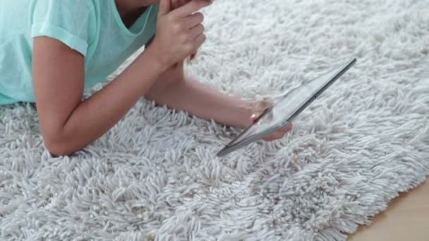 タブレット pc を使用して床に横たわる女 — ストック動画