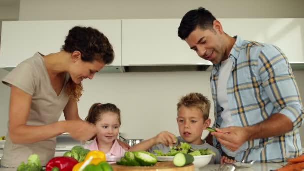 Ebeveynlerin çocukları ile salata hazırlık — Stok video