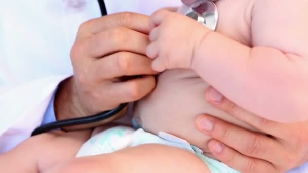 Pediatra examinando bebé niño — Vídeos de Stock