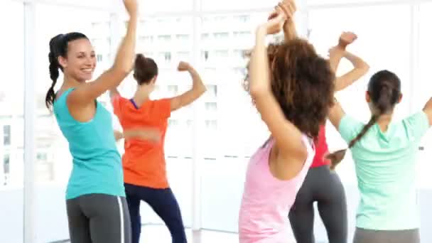 Mooie instructeur leidt zumba klasse in de fitness-studio — Stok video